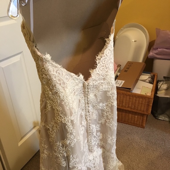 Wedding gown - Picture 5 of 7